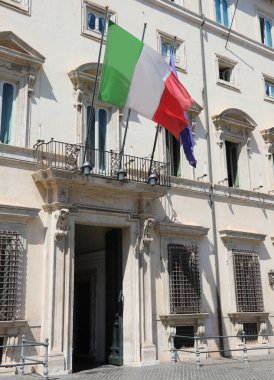 Roma, RM, İtalya - 18 Ağustos 2020: İtalyan Hükümeti 'nin Palazzo Chigi koltuğunun girişinde insansız büyük İtalyan Bayrağı