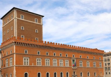 Roma, RM, İtalya - 18 Ağustos 2020: Venedik Meydanı 'ndaki Palazzo Venezia cephesinde Dük Benito Mussolini' nin ünlü konuşmasını yaptığı balkon.