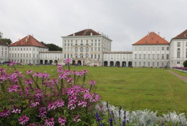 Münih, Münih, Almanya - 26 Ağustos 2021: Çiçek ve Nymphenburg Sarayı Almanca 'da Schloss Nymphenburg olarak da bilinir.