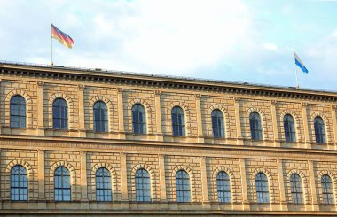 Münih, Münih, Almanya - 26 Ağustos 2021: Bayraklı Eski Kraliyet Sarayı