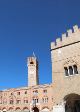 Treviso, TV, İtalya - 17 Ekim 2021: Palazzo dei Trecento ayrıca Palazzo della Ragione 'yi belediye meclisi ve saat kulesine ev olarak adlandırdı.