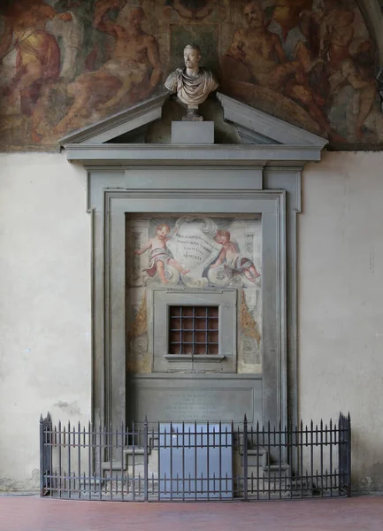 Florence, FI, İtalya - 20 Ağustos 2015: Toskana lehçesinde Spedale degli Innocenti olarak bilinen Firenze City 'deki yetimlerin tekerleklerinin ayrıntıları