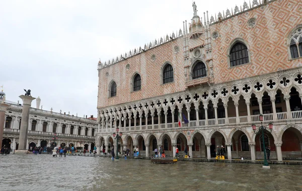 Veneza Itália Novembro 2019 Palácio Ducal Durante Maré Pessoas Plataforma — Fotografia de Stock