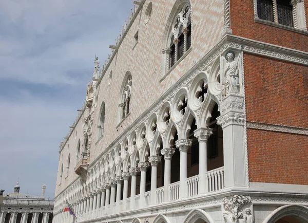 Wenecja Włochy Maja 2020 Szczegóły Pałacu Książęcego Kolumnami — Zdjęcie stockowe