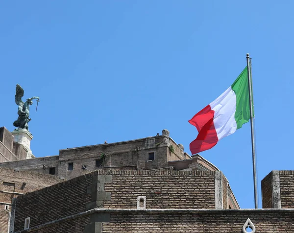 Roma Itália Agosto 2020 Grande Bandeira Italiana Monumento Antigo Chamada — Fotografia de Stock