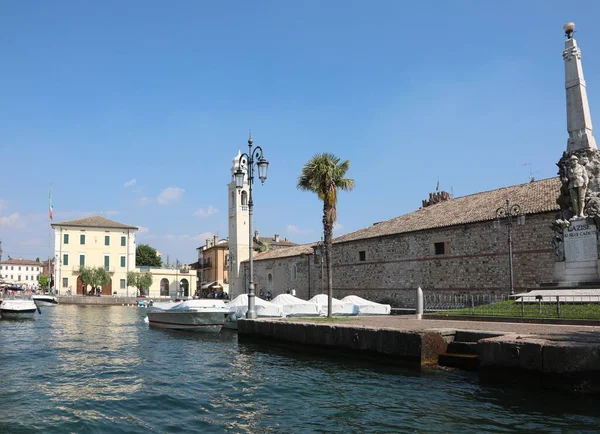 Lazise イタリア 2021年6月13日 ガルダ湖とマリーナとボート — ストック写真