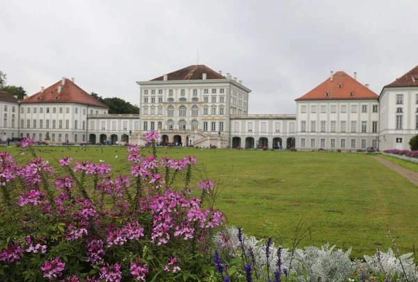 Münih, Münih, Almanya - 26 Ağustos 2021: Çiçek ve Nymphenburg Sarayı Almanca 'da Schloss Nymphenburg olarak da bilinir.