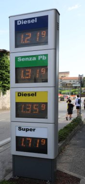 Uluslararası talebin düşük olması nedeniyle petrol fiyatlarındaki düşüş sırasında İtalya 'daki bir benzin istasyonunda çeşitli türde benzin ve dizel fiyatları