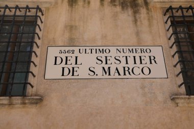 Venedik 'teki pankartta San Marco bölgesinin son 5562 numaralı evi var. İtalyan dilinde SESTIthe MARCO deniyor.