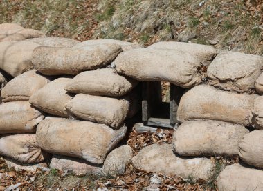 Askerler tarafından korunmak için inşa edilen savaş bölgesinin siperlerindeki yarıkların ayrıntıları.