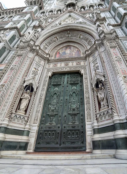 トスカーナ地方のイタリアのフィレンツェ大聖堂の前の大きな扉 — ストック写真