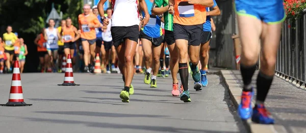 Läuferbeine Beim Fußlauf Der Stadt Auf Der Asphaltstraße Und Sportbekleidung — Stockfoto