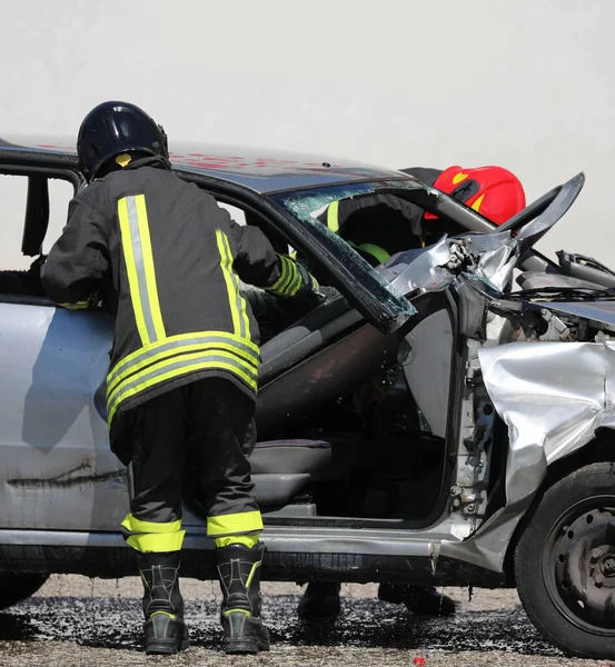 Brandweerlieden Actie Gecrashte Auto Volledig Vernietigd Het Verkeersongeval Snelweg — Stockfoto