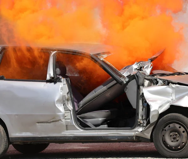 Humo Naranja Muy Grueso Que Sale Del Coche Estrellado Completamente — Foto de Stock