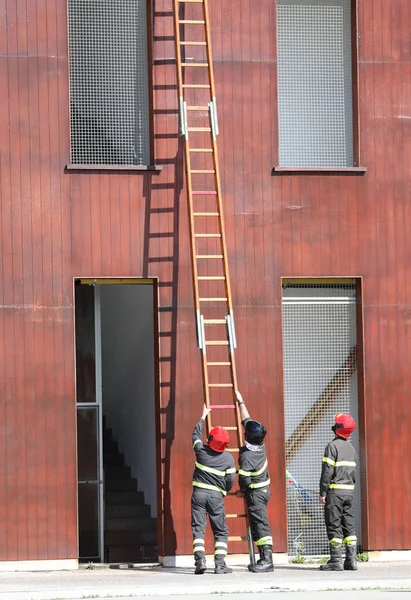 Firefighters Action Exercise Fire Station Long Ladder Foreman Timing Rescue — Stock Photo, Image