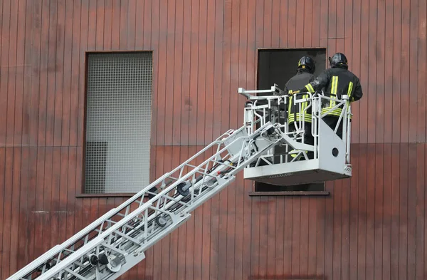 Strażak Akcji Straży Pożarnej Koszem Wózka Drabinowego Aby Uzyskać Dostęp — Zdjęcie stockowe