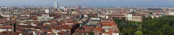 背の高い建物から見られる北イタリアのピエモンテ地方のトリノの街の広いパノラマモレ アントネッリアナ — ストック写真