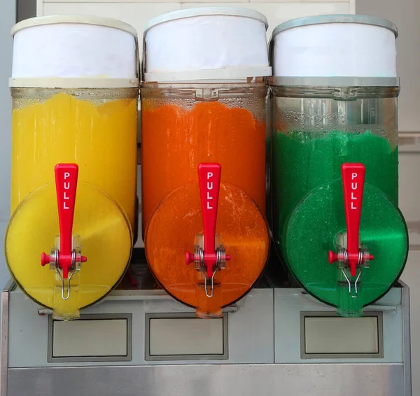Ijslush Dispenser Met Drie Verfrissende Smaken Koop Zomer Kiosk — Stockfoto