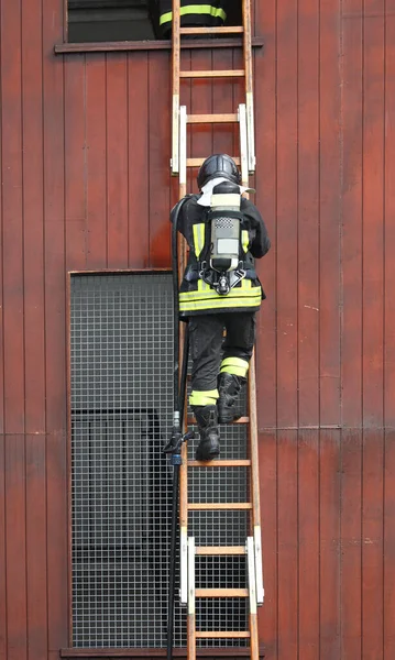 Brandmän Rörelse Brandstationen Med Inbyggd Andningsapparat Och Syrgastankar Räddningsövningen — Stockfoto