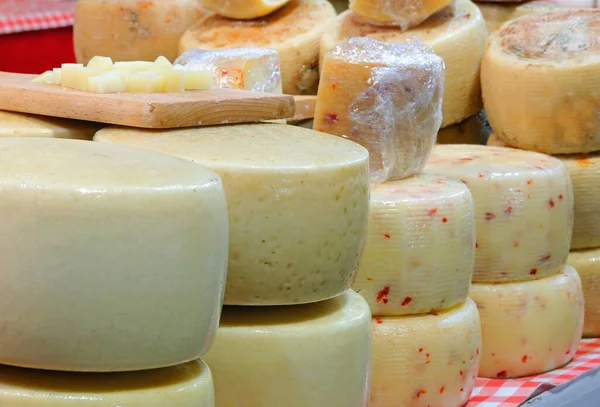 Peynir Pekorino Biber Marketteki Mandırada Satılıyor — Stok fotoğraf