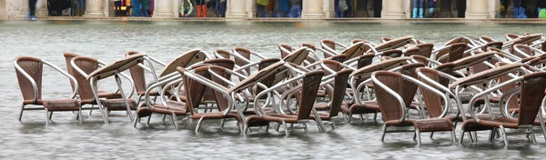 イタリアのヴェネツィア島でひどい洪水の際にサンマルコ広場の水の下で屋外カフェのテーブルと椅子 — ストック写真