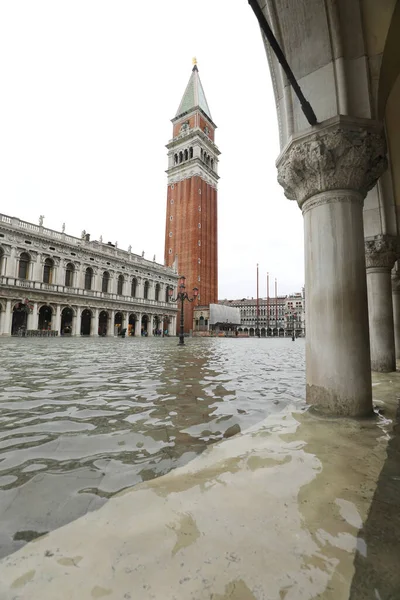 Campanile Marka Wyspie Wenecja Włoszech Podczas Przypływu Placu Zanurzonym Wodzie — Zdjęcie stockowe