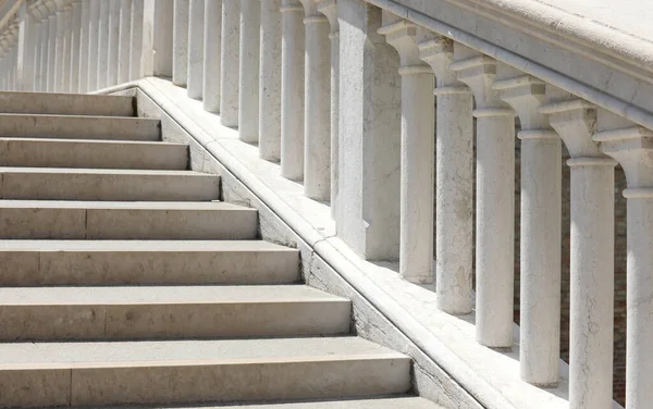 Detail Balustrády Mramorového Schodiště Starobylého Mostu Ostrově Benátky Itálii — Stock fotografie