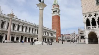 İtalya, Venedik 'teki San Marco Bazilikası' nın çan kulesi ve Venedik şehrinin Kanatlı Aslan sembolü