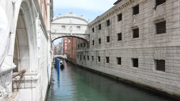 Berömd Bro Suckar Venedig Italien Med Båt Som Seglar Kanalen — Stockvideo