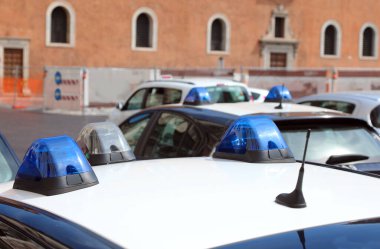 Kontrol noktasındaki İtalyan polis arabasının mavi sirenleri.