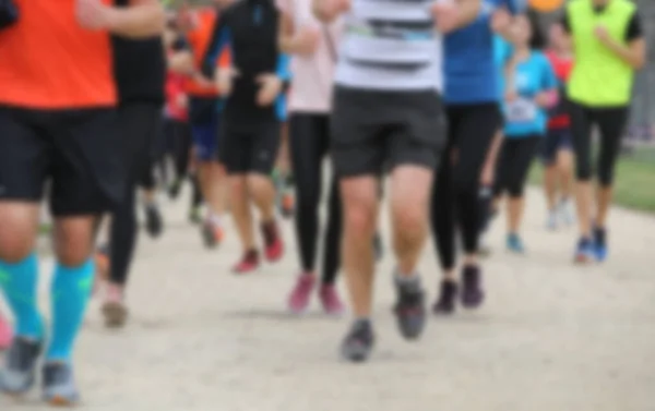 Gruppo Intenzionalmente Sfocato Atleti Che Corrono Durante Maratona Con Abbigliamento — Foto Stock