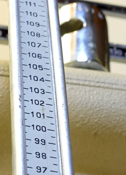 儿科医生办公室的老式浴室天平测量年轻病人在体格检查中的身高和体重 — 图库照片