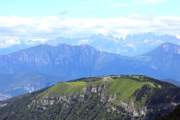 Panorama Wielowarstwowymi Liniami Górskimi Włoch Kierunku Austriackiej Granicy Piękny Słoneczny — Zdjęcie stockowe