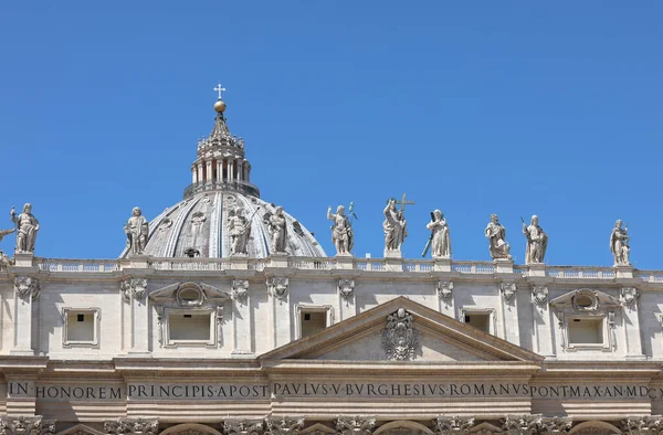 Statues Saints Facade Basilica Saint Peter Vatican Big Dome Background — Stock Photo, Image