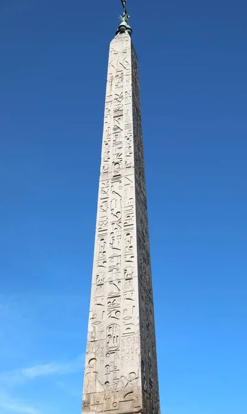 Forntida Egyptisk Obelisk Med Hieroglyfer Och Blå Himmel Bakgrunden — Stockfoto