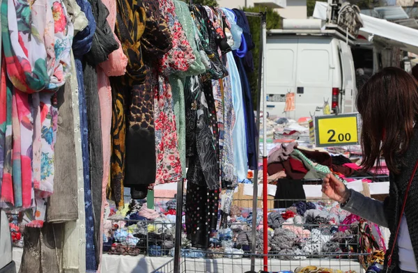 Sok Ruhák Sál Eladó Ruha Standon Piacon — Stock Fotó