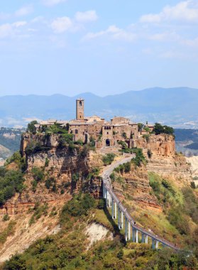İtalya 'nın orta kesimindeki CVITA DI BAGNOREGIO adlı tepeye tünemiş şaşırtıcı kasaba vatandaşları uzun bir yaya köprüsü ile bağlantılı.