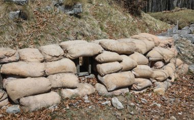 Cephedeki askerlerin korunması için kum torbaları olan savaş siperleri.
