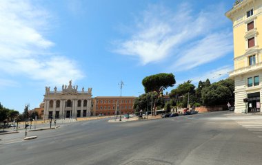 Roma San Giovanni Laterano Bazilikası. İnsansız ve boş bir sokak. İtalya 'da salgın hastalığın yol açtığı kilitlenme yüzünden.