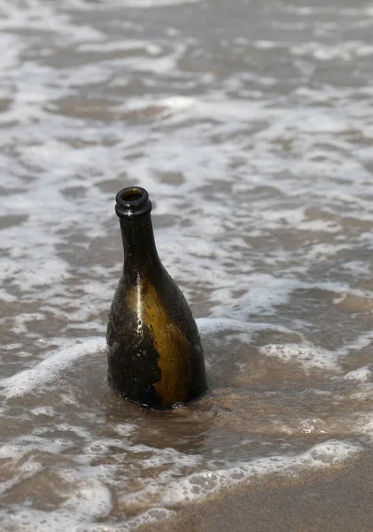 Послание Бутылке Песчаном Пляже Моря — стоковое фото
