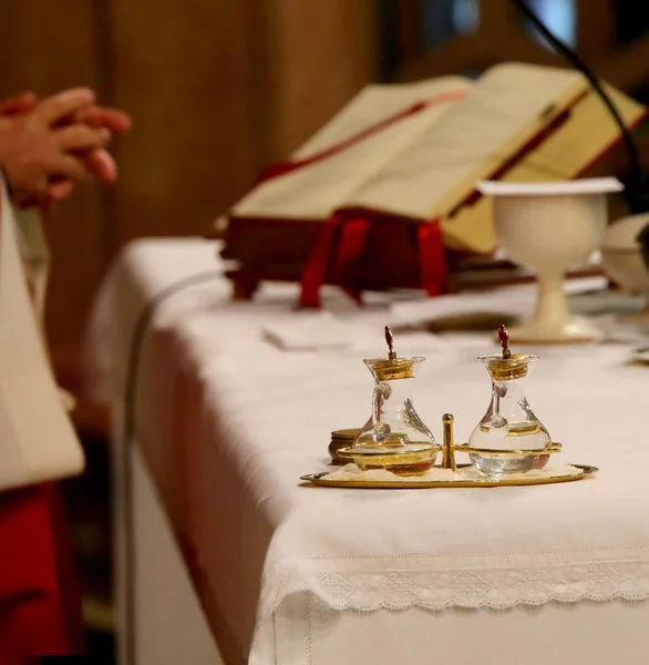 Cruets Vidro Acima Altar Sacerdote Lendo Bíblia Durante Santa Missa — Fotografia de Stock