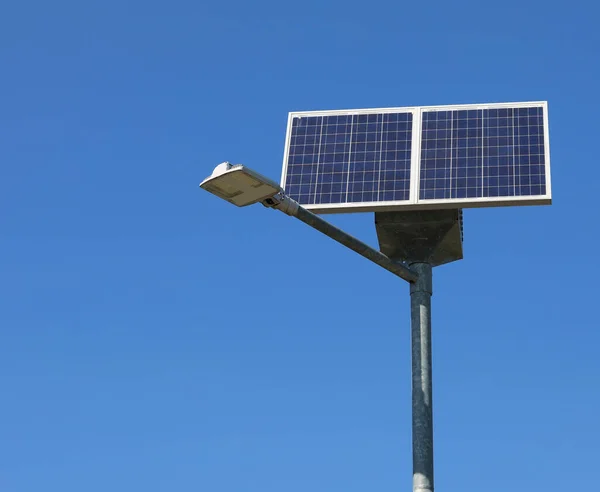 Gece Boyunca Kullanılacak Elektrik Birikimi Için Güneş Enerjili Sokak Lambası — Stok fotoğraf
