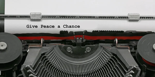 Ancient Typewriter Text Give Peace Chance Which Message Hope Violence — Foto Stock