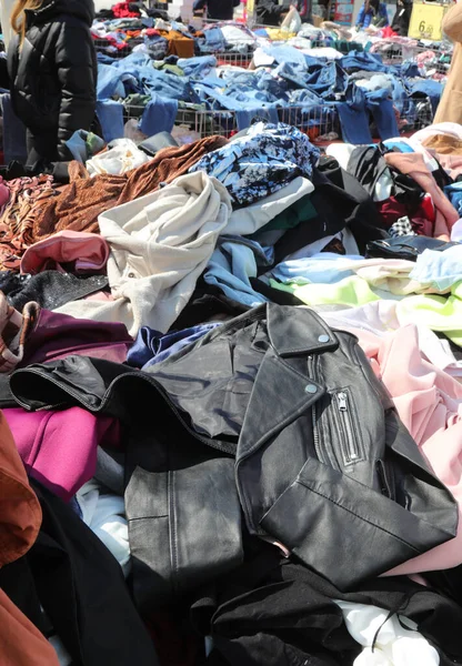 Πολλά Νέα Και Μεταχειρισμένα Ρούχα Προς Πώληση Στην Τοπική Αγορά — Φωτογραφία Αρχείου