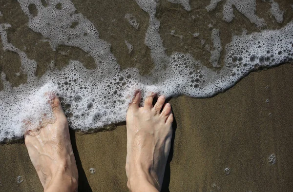 Mann Füße Der Meereswelle Sandstrand Sommer — Stockfoto
