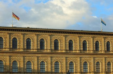 Münih, Münih, Almanya - 26 Ağustos 2021: İki bayraklı Münih Konağı