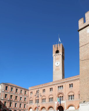 Treviso, TV, İtalya - 17 Ekim 2021: Palazzo dei Trecento, Veneto Bölgesi belediye meclisi ve saat kulesine ev sahipliği yapan Palazzo della Ragione olarak da adlandırıldı.