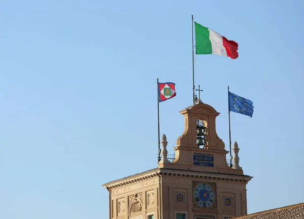 Rzym Włochy Sierpnia 2020 Trzy Wielkie Flagi Pałacu Quirinale Włoskiego — Zdjęcie stockowe