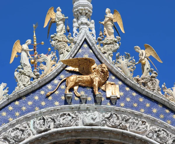 Benátky Itálie Července 2020 Okřídlený Lev Svatého Marka Zlatém Symbolu — Stock fotografie
