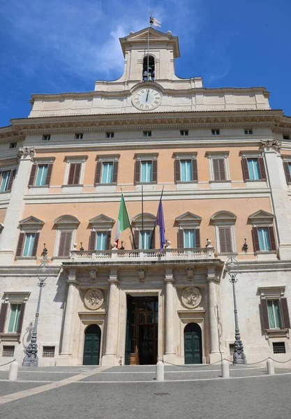 Roma, RM, İtalya - 18 Ağustos 2020: İtalyan milletvekilleri meclisinin Montecitorio Sarayı koltuğu